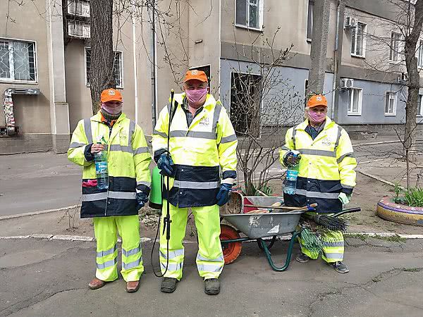 В Николаеве проводят санитарные обработки остановок, подъездов