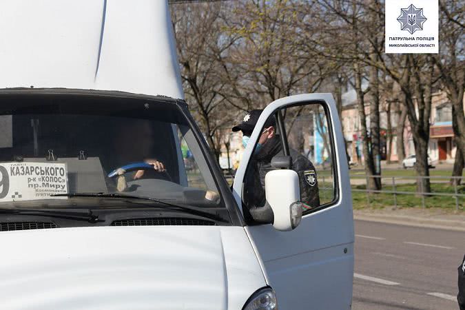 Николаевские патрульные контролируют пассажирские перевозки во время карантина — фото