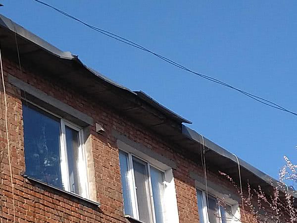 Жильцы многоквартирного дома в Николаеве ждут ремонта крыши с октября прошлого года