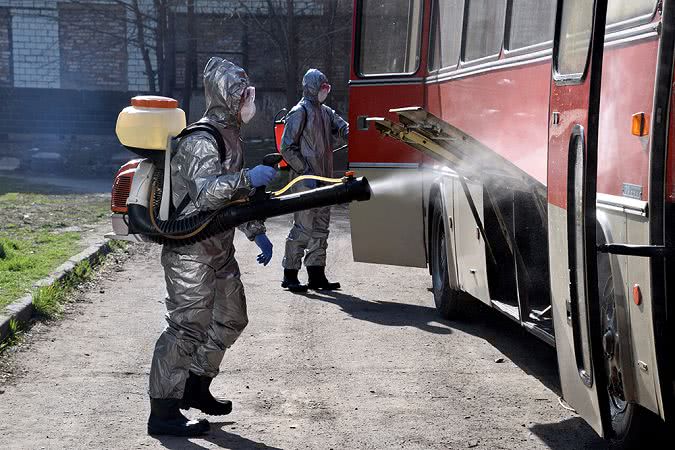 Рятувальники провели обробку дезрозчином автобусу, який доставив мешканців Миколаєва та області з Києва