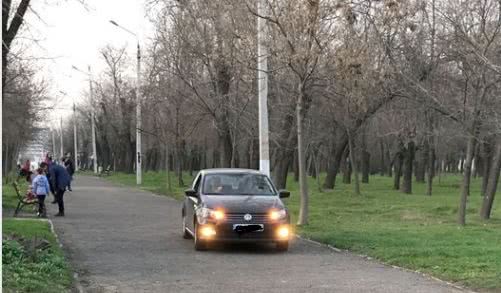 В парке Победы Николаева хитроумный водитель ездил по тротуарам в поисках выезда