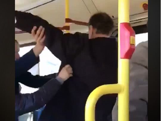 Во Львове кашляющего пассажира за ногу выволокли из автобуса: в сеть попало видео