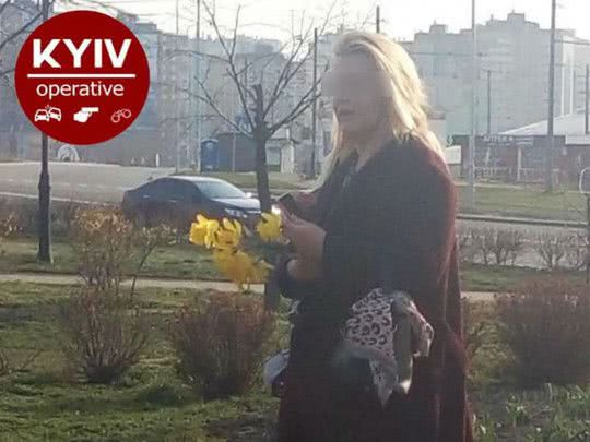 Украла цветы с клумбы в Киеве: сеть возмутил поступок горе-матери (фото)
