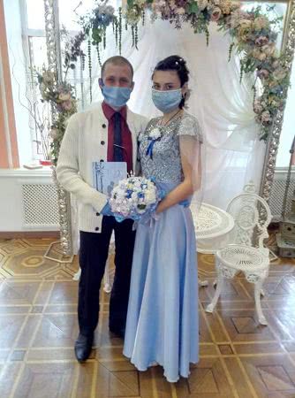 В Николаеве влюблённая пара в масках и перчатках зарегистрировала брак