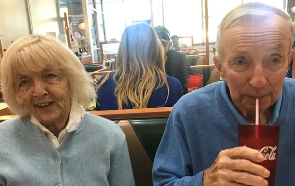 В США мужчина и женщина, которые прожили вместе более 60 лет, умерли от COVID-19 в один день