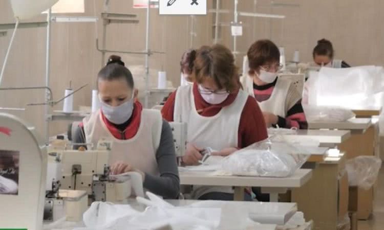 На Николаевщине на фабрике по производству одежды шьют защитные маски