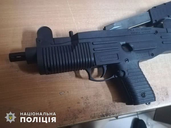 У Миколаєві у відділенні пошти у пенсіонера вилучили зброю, яку він замовив через інтернет