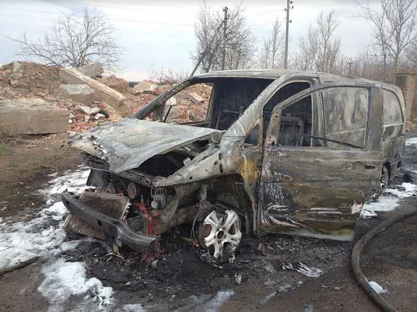 На Николаевщине водитель заметил дым из-под капота, вышел с машины и она загорелась, пожар ликвидировали