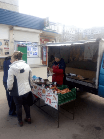 Вопреки карантину: в Николаеве продавцы умудряются торговать колбасой на улице