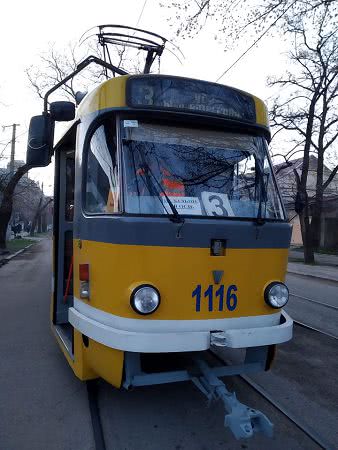 Инцидент из-за маски произошел в трамвае Николаева: женщину вытолкнули из салона — видео
