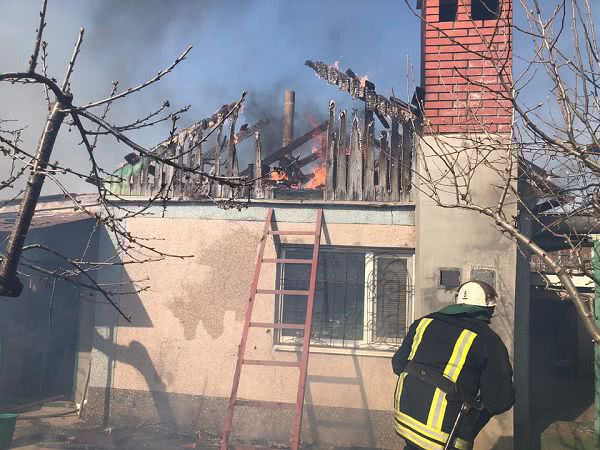 В Корабельном районе Николаева спасатели дважды тушили пожары на территории частных домовладений