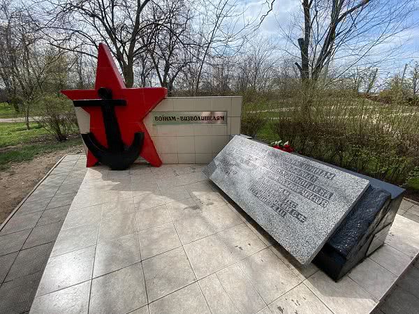 В Николаеве сотрудники порта «НИКА-ТЕРА» восстановили Братскую могилу