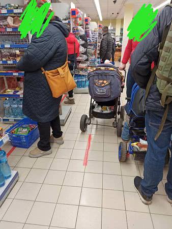 В супермаркете города Николаевской области нет ограничения на вход: там людей больше, чем в больнице, а власть не реагирует
