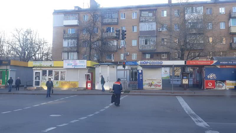 «МАФиозный лабиринт коррупции» — в Николаеве остановка общественного транспорта вся обставлена ларьками