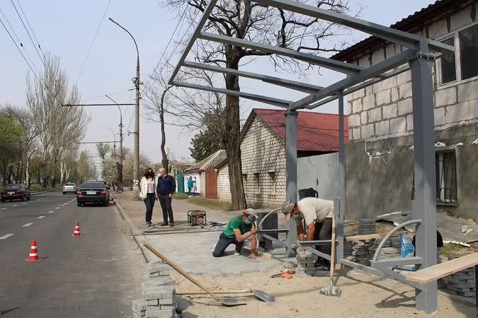 На проспекте Центральном в Николаеве ремонтируют остановку