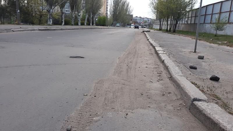 В Николаеве на обочинах дорог лежат тонны песка