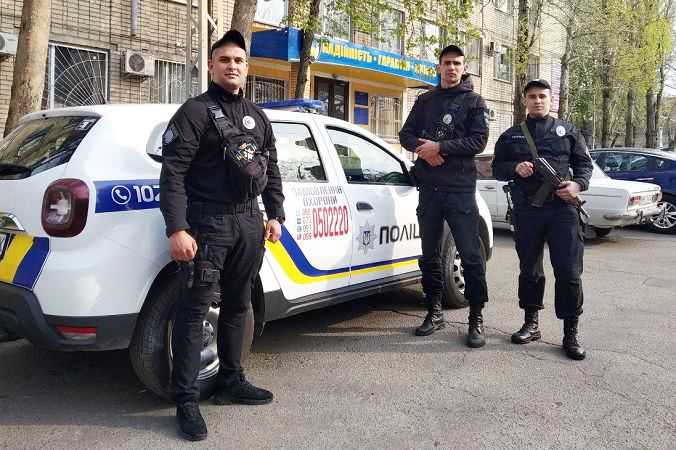 У Миколаєві поліцейські охорони припинили бійку та повернули потерпілому викрадений телефон