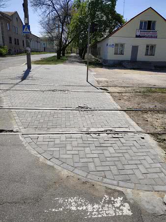 В Николаеве раскрошилась недавно уложенная тротуарная плитка