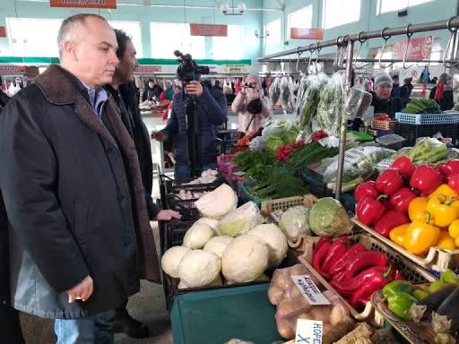 Жители Николаева обсуждают в соцсетях, открывать рынки или нет