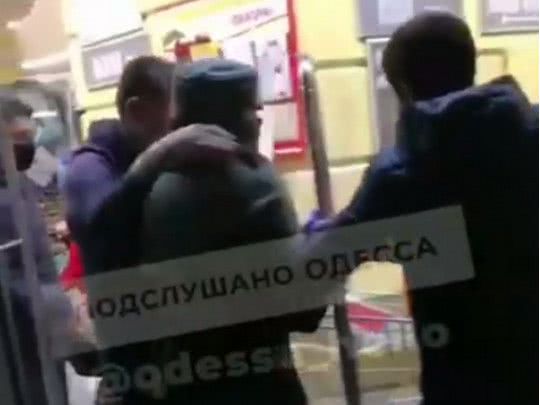 Использовал шарф вместо маски: в Одессе охранники супермаркета избили покупателя (видео)