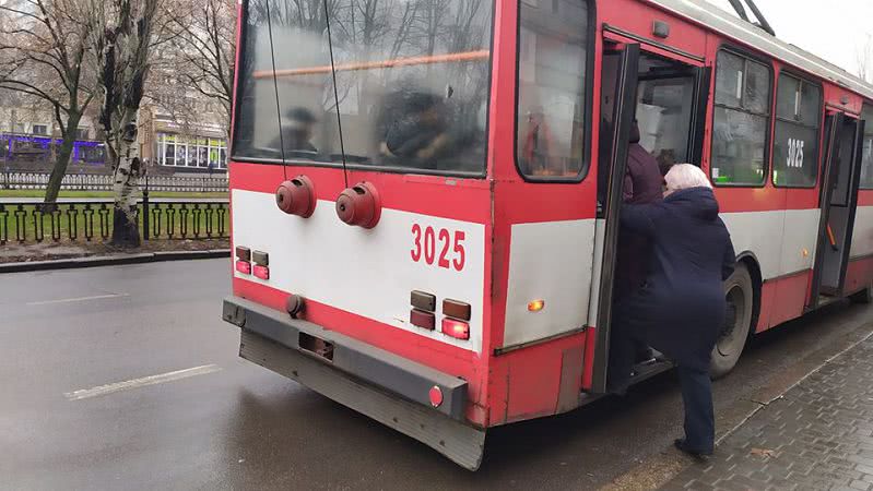 В Николаеве возникают конфликты во время пассажирских перевозок в трамваях и троллейбусах