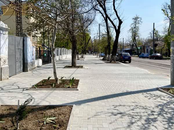 В Николаеве возле школы завершили капитальный ремонт тротуара