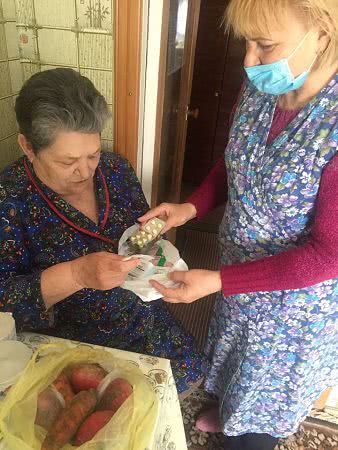 В Николаеве пенсионерам приносят лекарства и продукты питания
