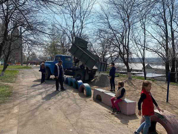 В Николаеве жители микрорайона самостоятельно обустроили песочницу