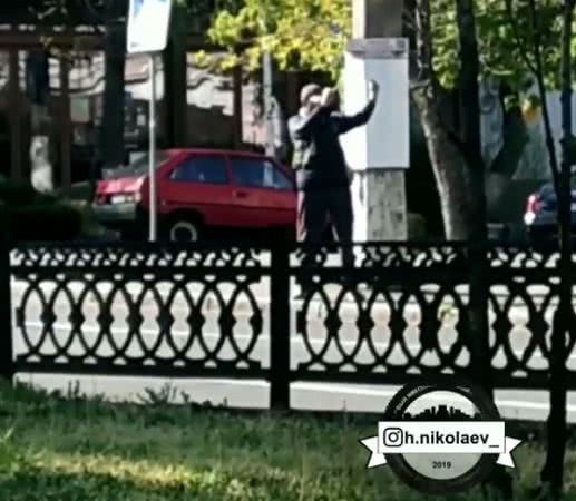 В центре Николаева пешеход показывал неприличный жест водителям автомобилей: видео