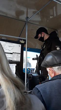 В Николаеве правоохранители с автоматами проверяли наличие пропусков в общественном транспорте