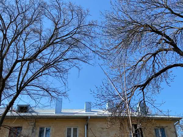 В Николаеве в нескольких многоквартирных домах заменили крышу на металлочерепицу