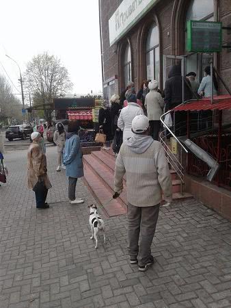 В Николаеве собралась большая очередь в отделение банка на углу проспекта Центрального и Соборной: дистанция не соблюдается