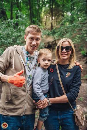 Известный актер из Николаева весело и с пользой проводит время с женой и сыном на самоизоляции