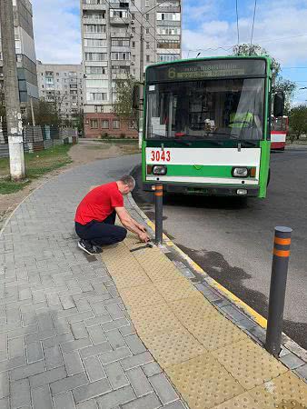 В Николаеве водитель троллейбуса сам решил отремонтировать тротуар