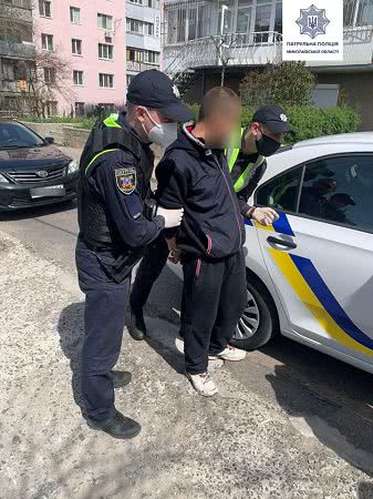 В Николаеве ограбили женщину прямо на улице