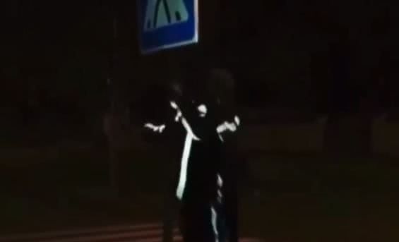 В Николаеве ночью неизвестные пытались сбить дорожный знак, прыгая на него: видео