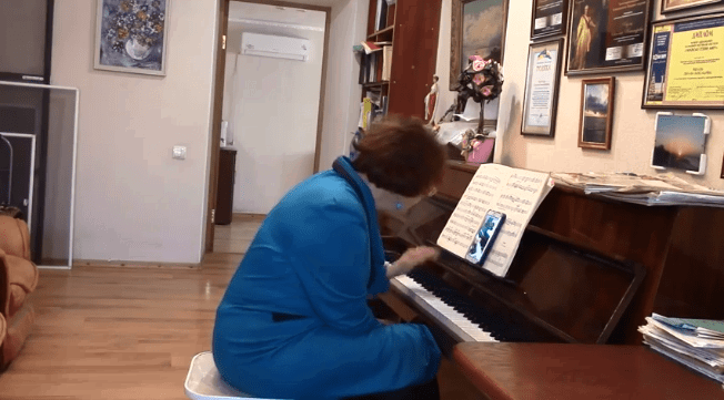 В городе Николаевской области преподаватели дают онлайн уроки музыки — видео