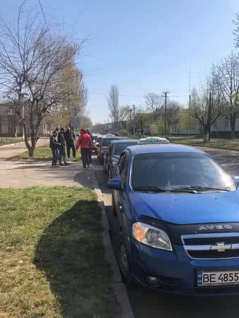 Волонтёры-таксисты развозят продукты по Вознесенску на Николаевщине: фоторепортаж