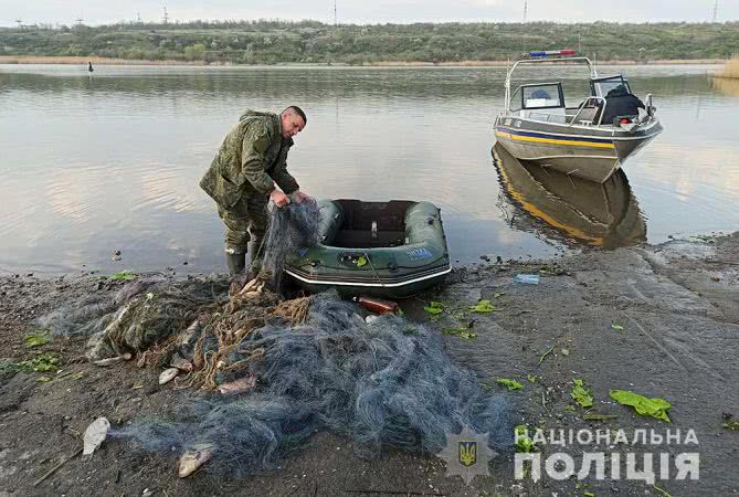 На Николаевщине в водах Южного Буга браконьеры расставили сети на полтора километра и поймали 180 особей карася — видео