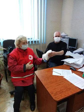 На Николаевщине волонтёры передали защитные маски и продукты населению