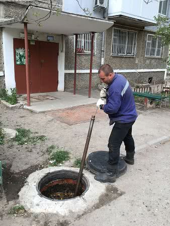 Жители Николаева, находясь на самоизоляции, выбрасывают мусор в канализацию, засоряют колодцы
