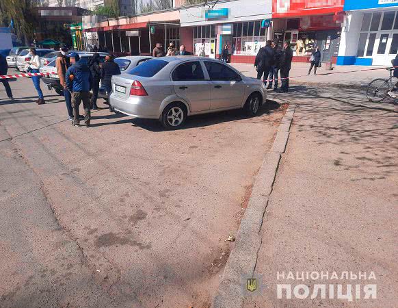 Вооруженный грабёж в Николаеве: у мужчины выхватили сумку с двумя миллионами возле отделения банка