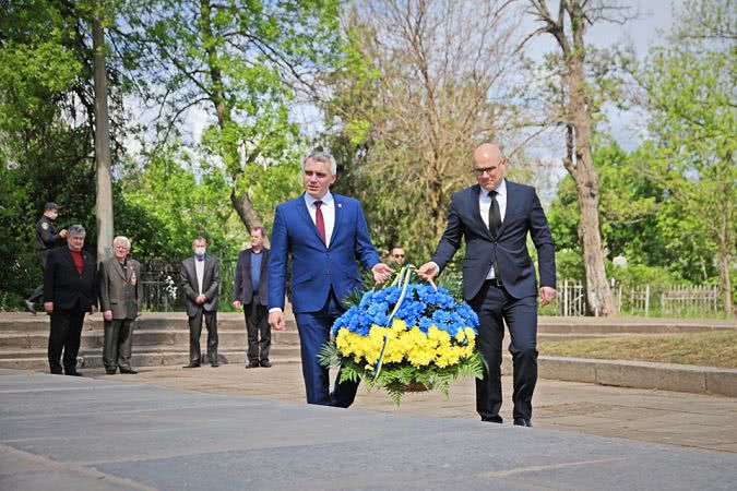 Мэр Николаева лично посетил мемориалы, памятные знаки, памятники участникам боевых действий времен Второй Мировой войны — фото