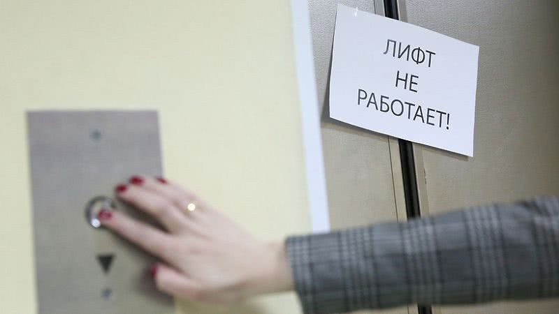 В Николаеве уже месяц лифт плохо работает: застряла женщина