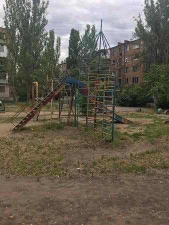 Дети микрорайона Николаева вынуждены играть на запущенной площадке