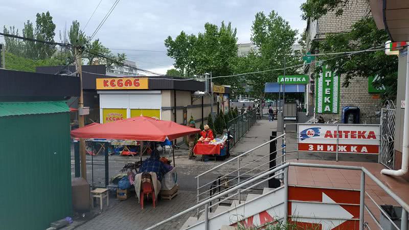 В Николаеве торговый лоток перекрывает проход по улице