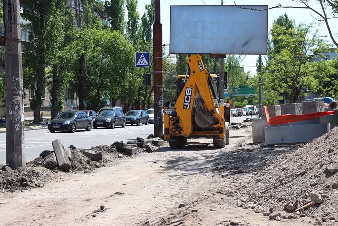 В Николаеве проводят масштабную реконструкцию перекрестка: меняют подземные коммуникации, приводят в порядок тротуары и остановки — фото