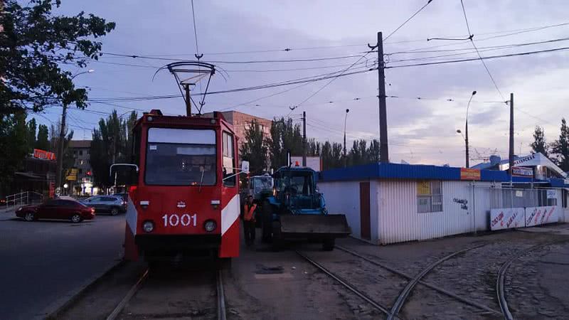 В Николаеве вечером ремонтировали стрелку на трамвайной линии в районе рынка Колос