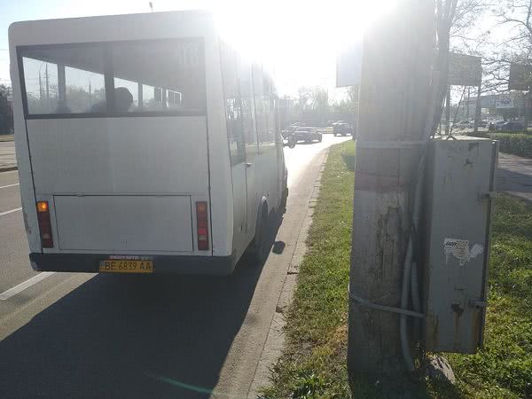 В Николаеве водители маршруток не проверяют пропуски и разрешают ездить пассажирам без масок