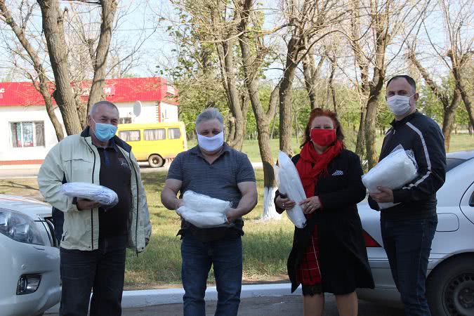 На Николаевщине передали защитные костюмы и маски многопрофильной больнице